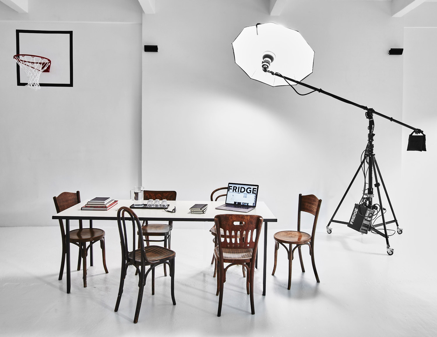 Studio Photo paris 13 Fridge Studio est un studio photo pour la photographie et la video avec cyclo pour prise de vue dans les frigos de paris location avec équipement profoto