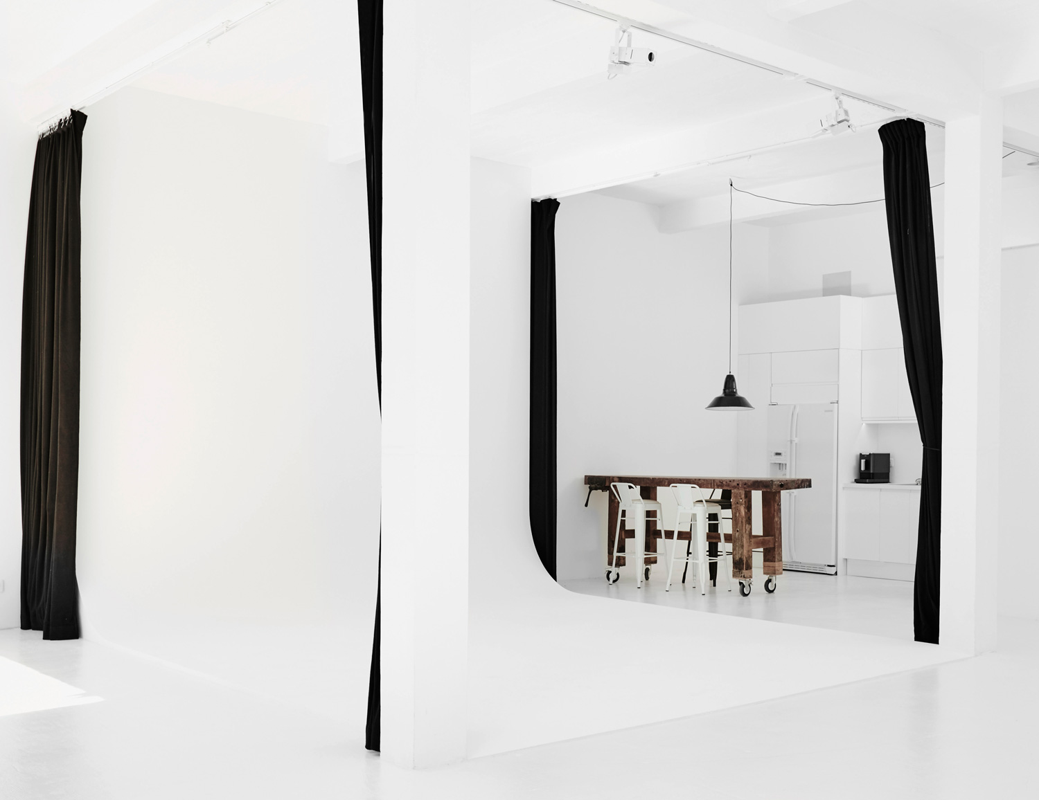 Studio Photo paris 13 Fridge Studio est un studio photo pour la photographie et la video avec cyclo pour prise de vue dans les frigos de paris location avec équipement profoto