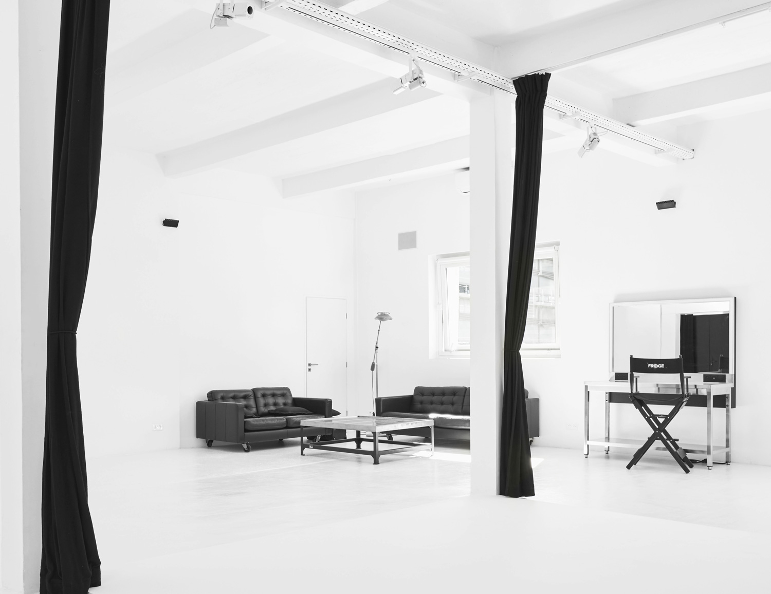 Studio Photo paris 13 Fridge Studio est un studio photo pour la photographie et la video avec cyclo pour prise de vue dans les frigos de paris location avec équipement profoto