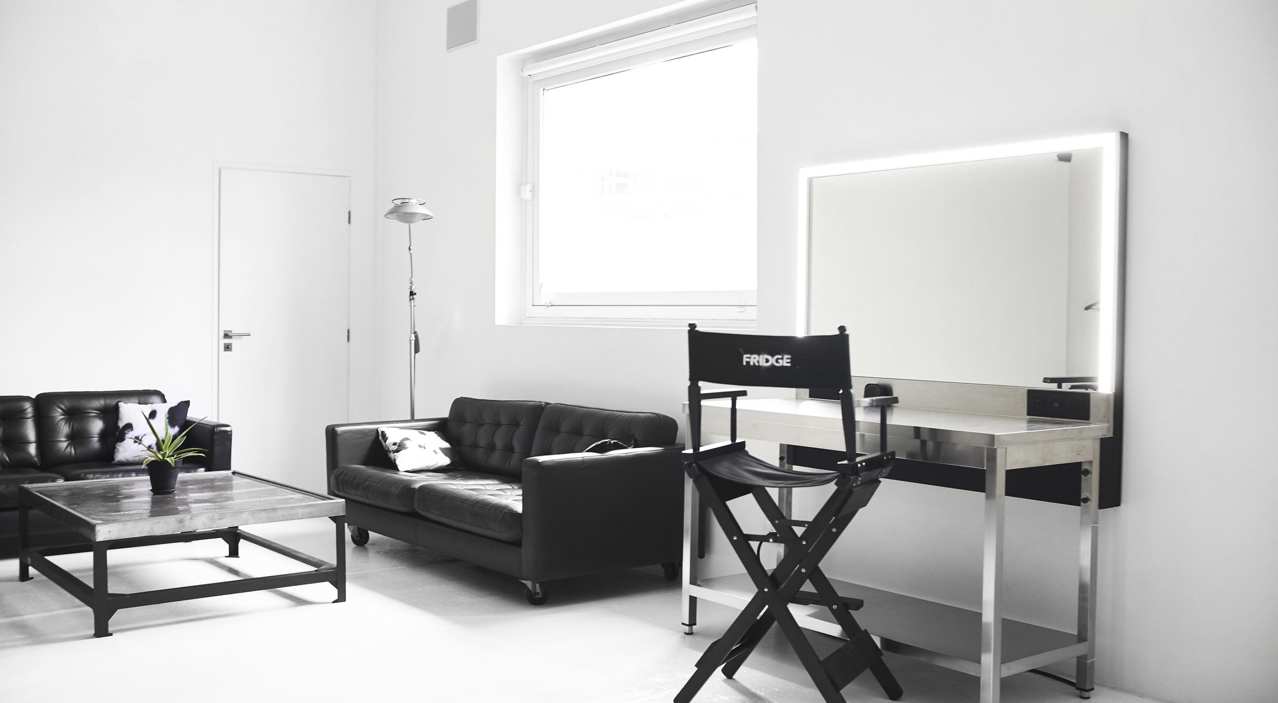 Studio Photo paris 13 Fridge Studio est un studio photo pour la photographie et la video avec cyclo pour prise de vue dans les frigos de paris location avec équipement profoto